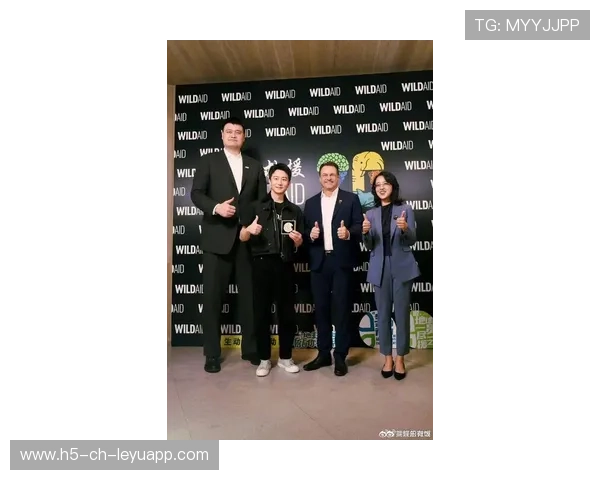 姚明最新合照曝光，身高碾压网友都麻木